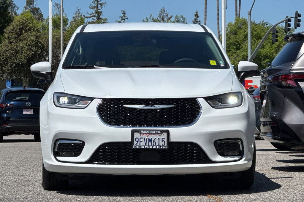 Used 2023 Chrysler Pacifica Touring-L image 8