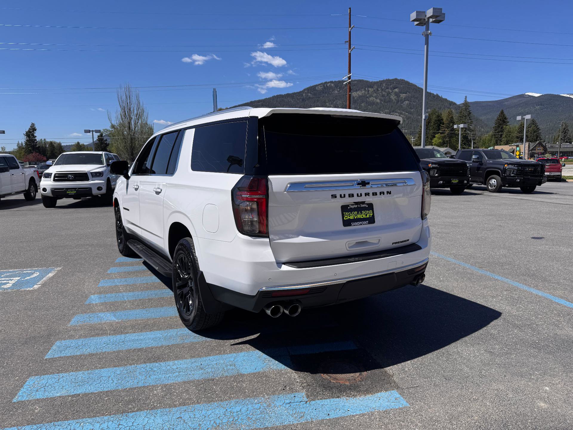 Used 2024 Chevrolet Suburban Premier w/ Premium Package AWD/4WD image 5