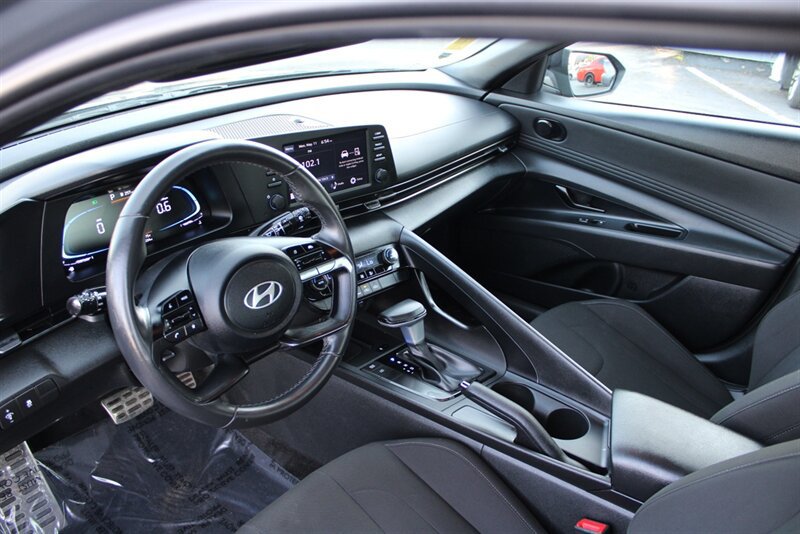 Used 2025 Hyundai Elantra Sport FWD image 18