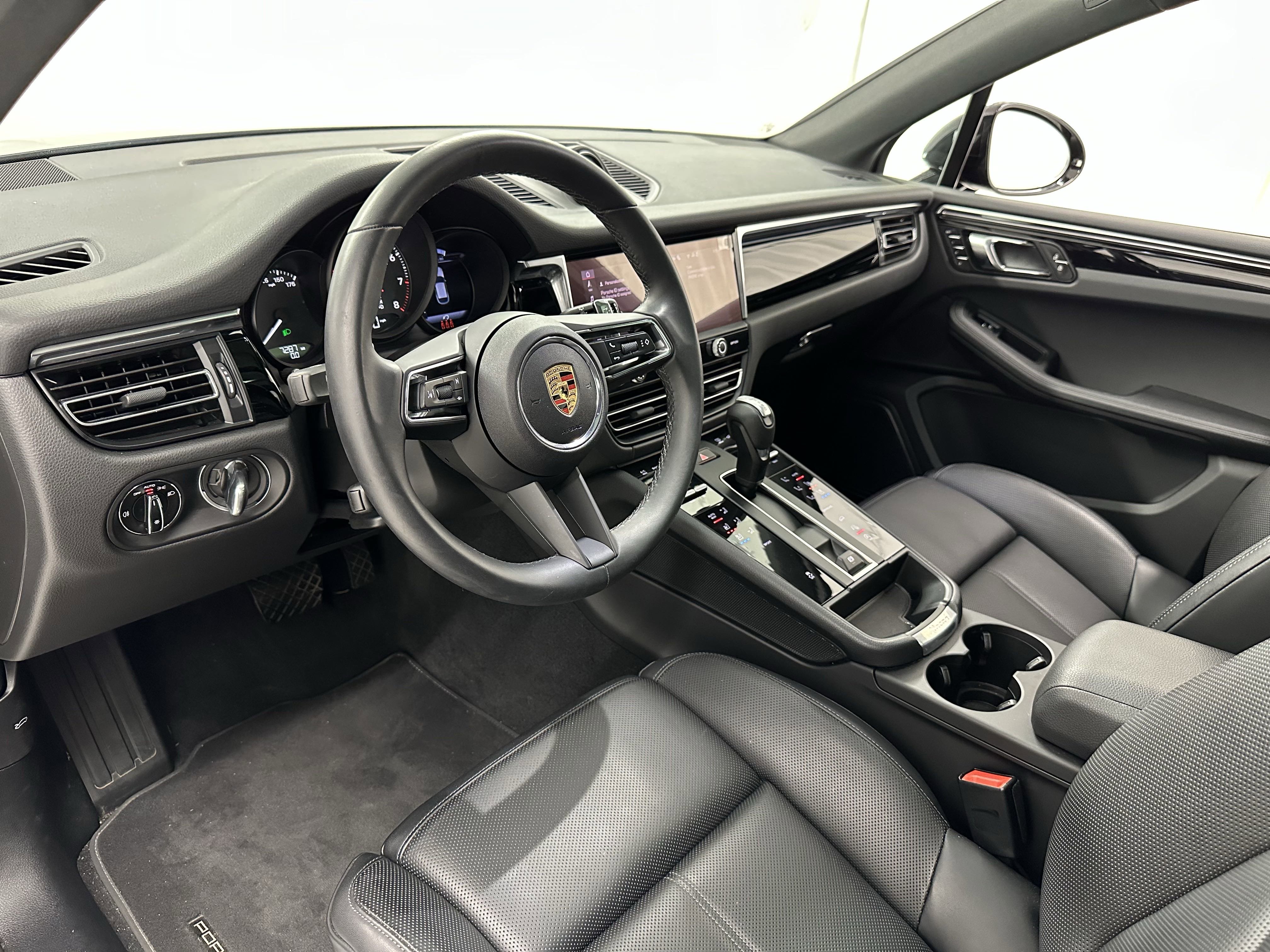 Certified 2025 Porsche Macan image 4