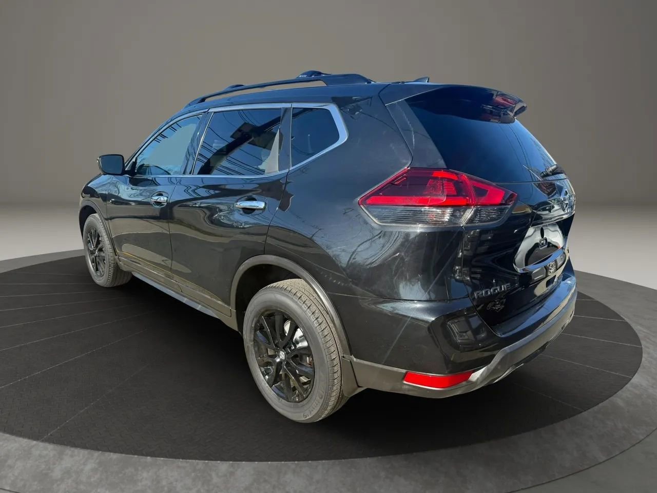 Used 2018 Nissan Rogue SV w/ Premium Package image 7