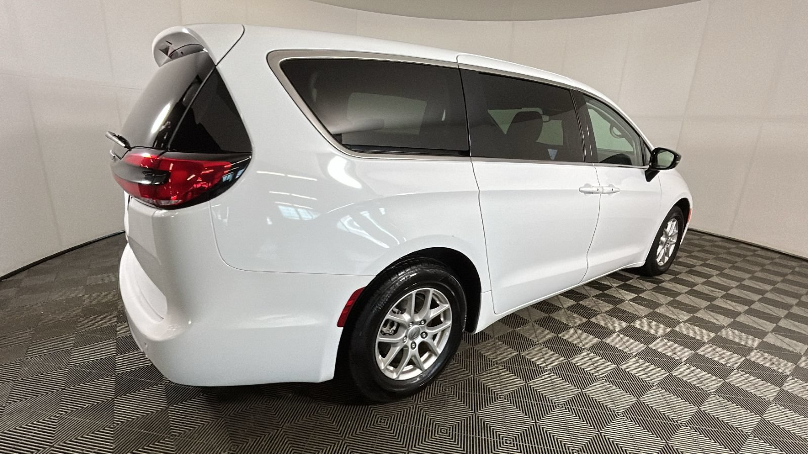 Used 2024 Chrysler Pacifica Touring-L FWD image 3
