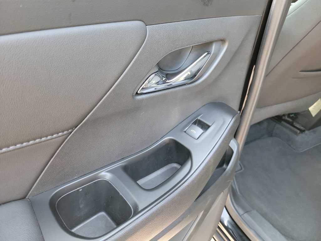 Used 2022 Chevrolet Traverse LT FWD image 19