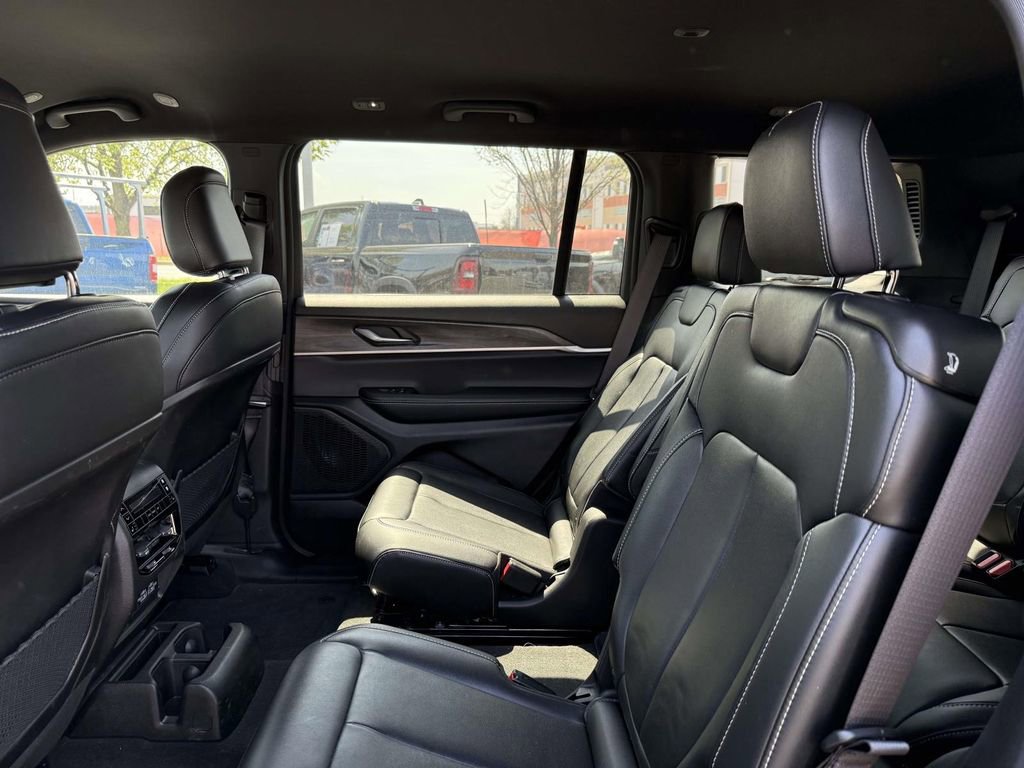Certified 2025 Jeep Grand Cherokee L Limited w/ Black Appearance Package AWD/4WD image 17