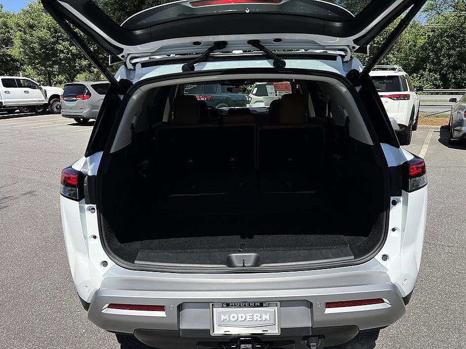 Certified 2025 Nissan Pathfinder Platinum w/ Cargo Package image 15