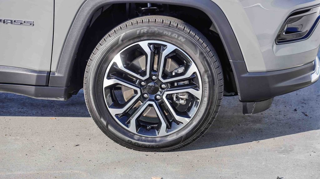 Used 2024 Jeep Compass Limited image 11