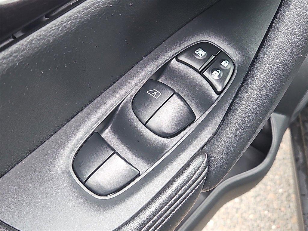 Used 2018 Nissan Rogue SV image 18