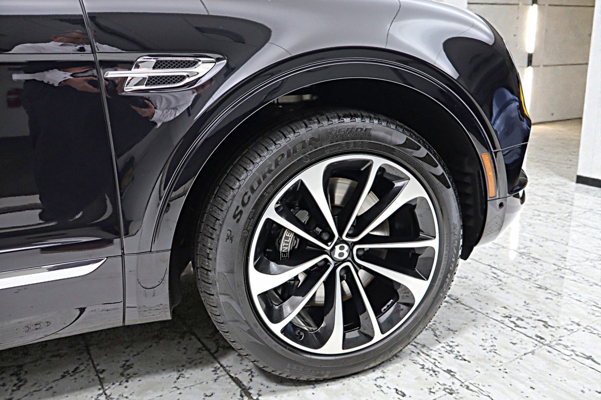 Certified 2017 Bentley Bentayga image 12