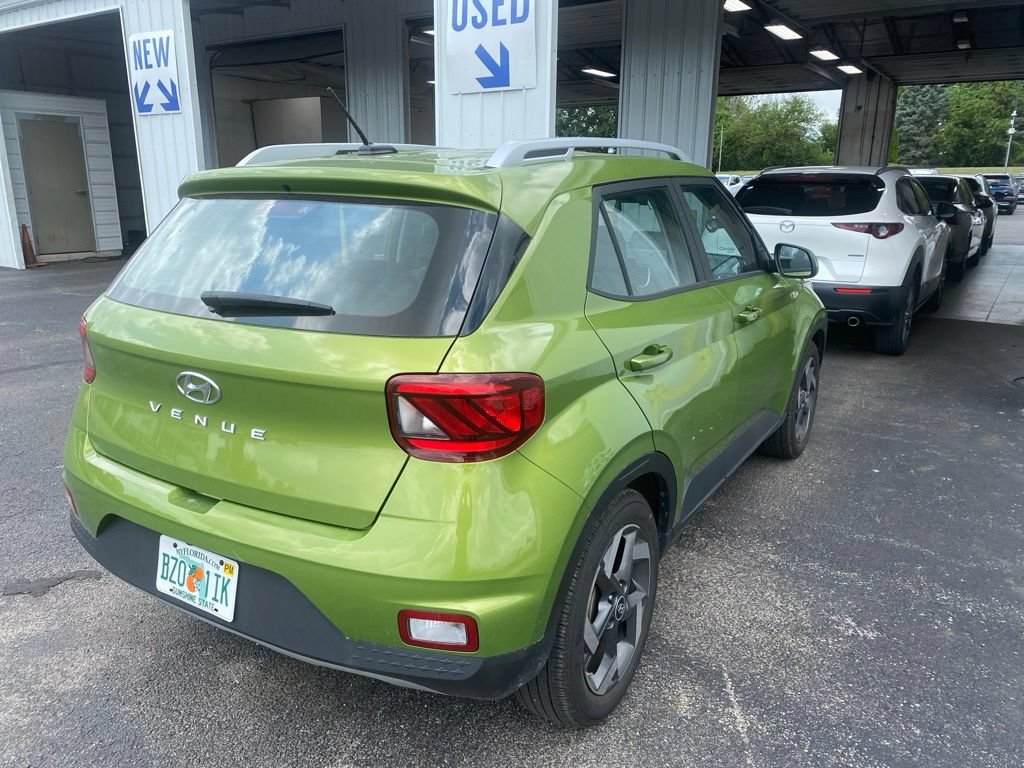 Used 2024 Hyundai Venue SEL FWD image 4