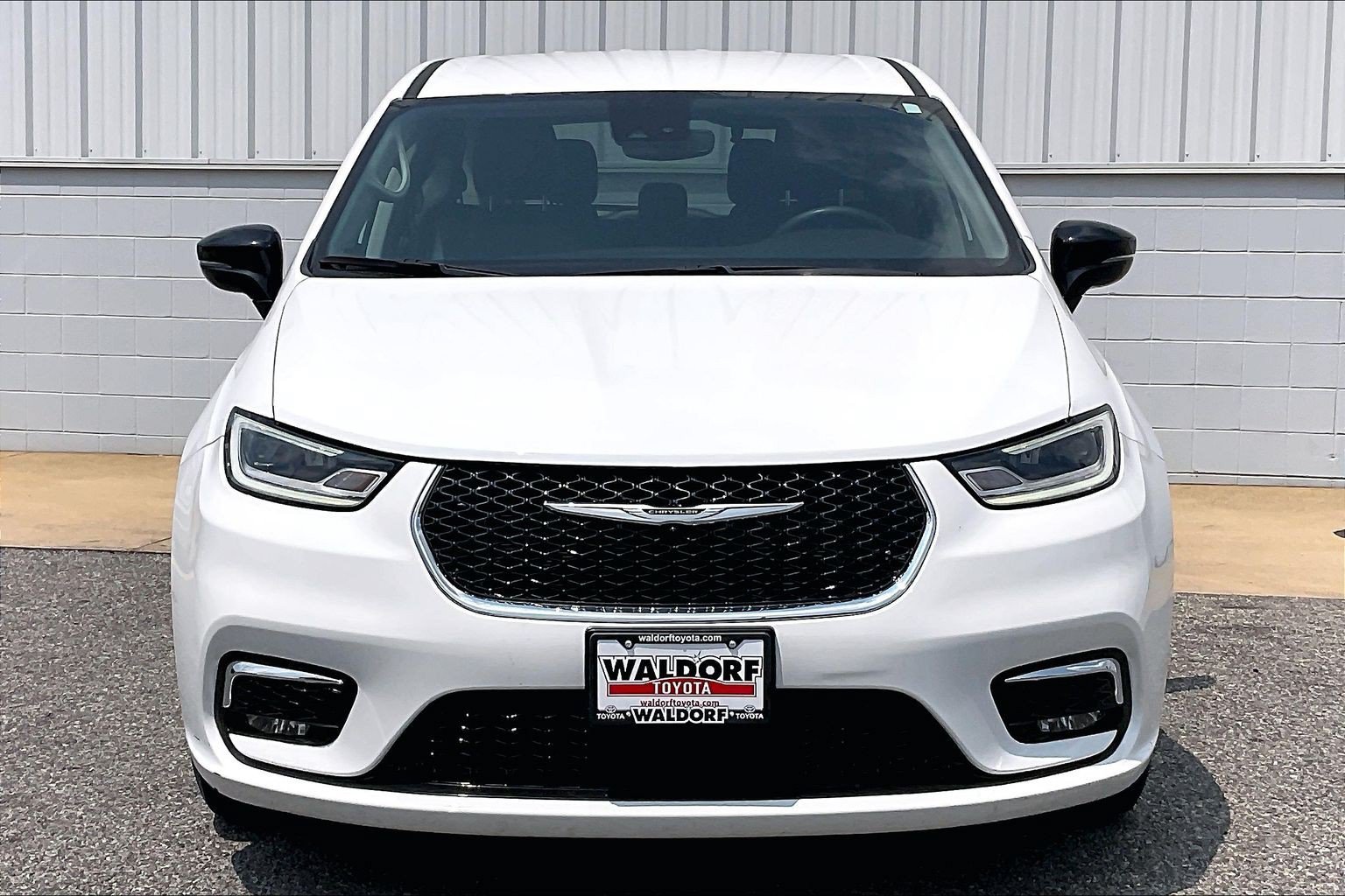 Used 2024 Chrysler Pacifica Touring-L FWD image 3