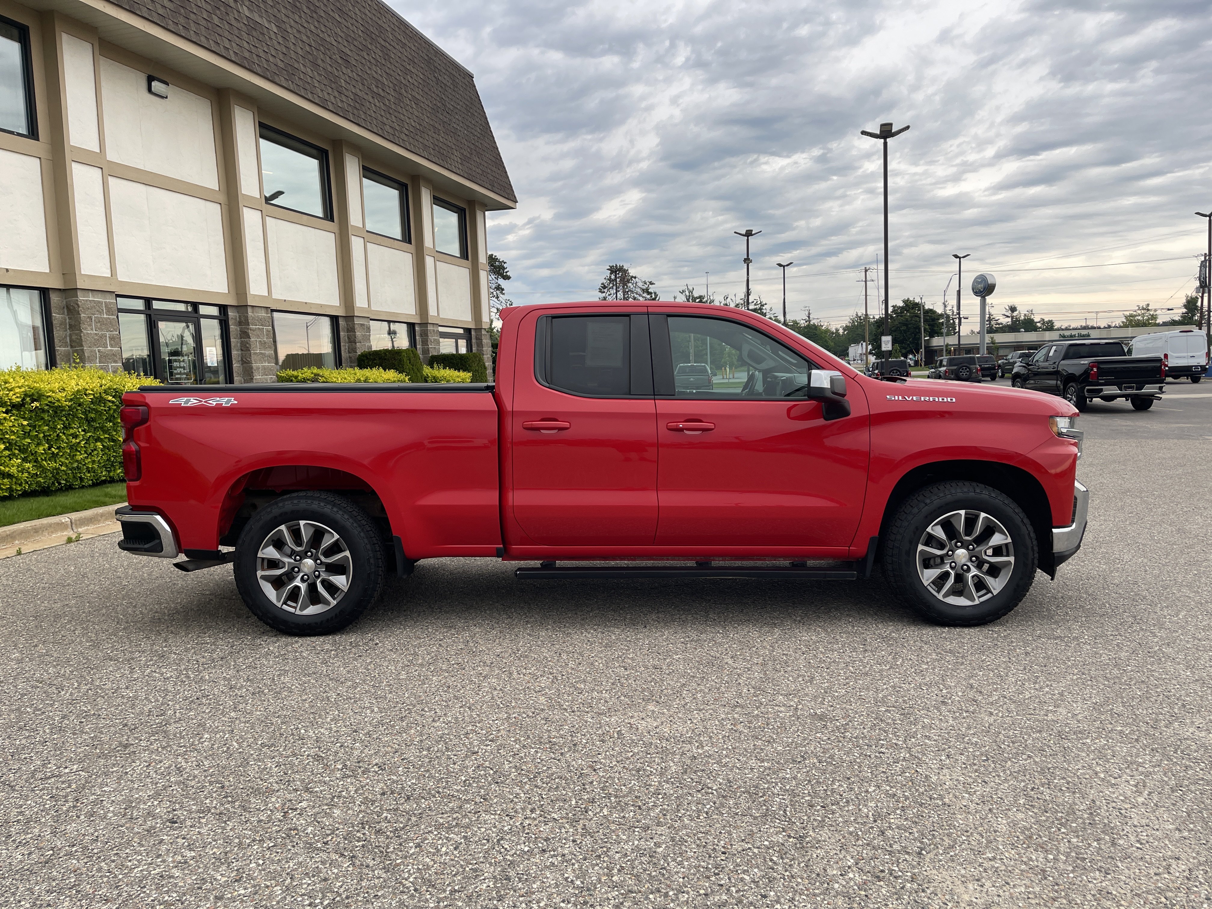 Used 2020 Chevrolet Silverado 1500 LT w/ All-Star Edition AWD/4WD image 2
