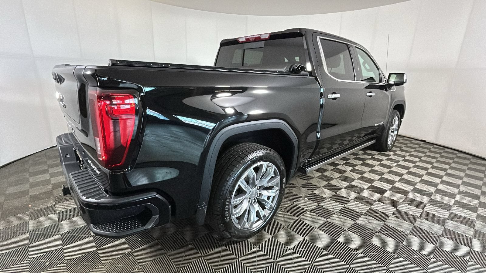 Used 2024 GMC Sierra 1500 Denali w/ Denali Reserve Package AWD/4WD video 3