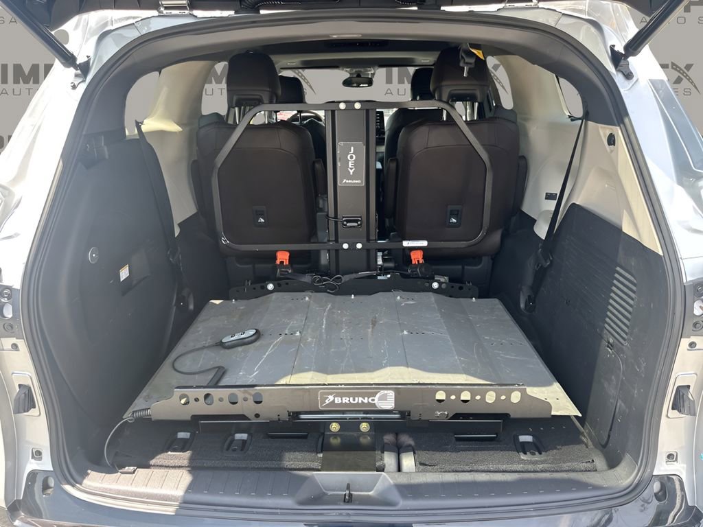 Used 2021 Toyota Sienna Platinum image 30