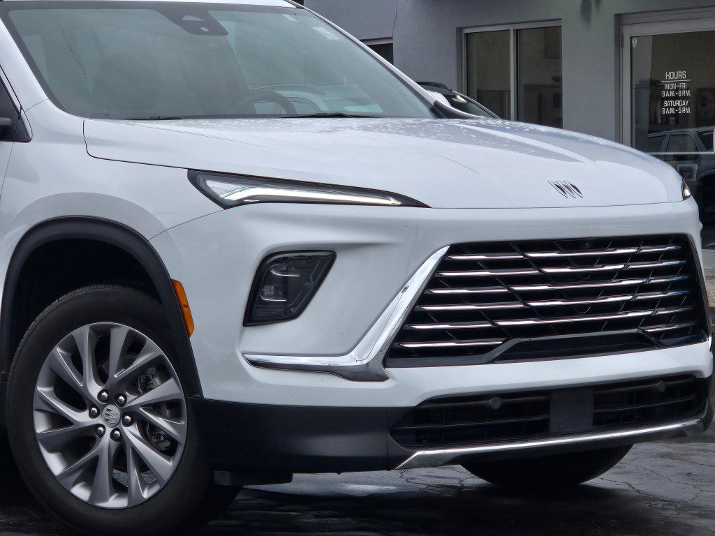 Certified 2025 Buick Enclave Preferred image 3