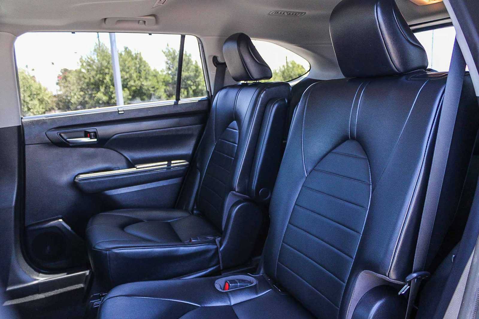 Used 2022 Toyota Highlander XLE FWD image 18
