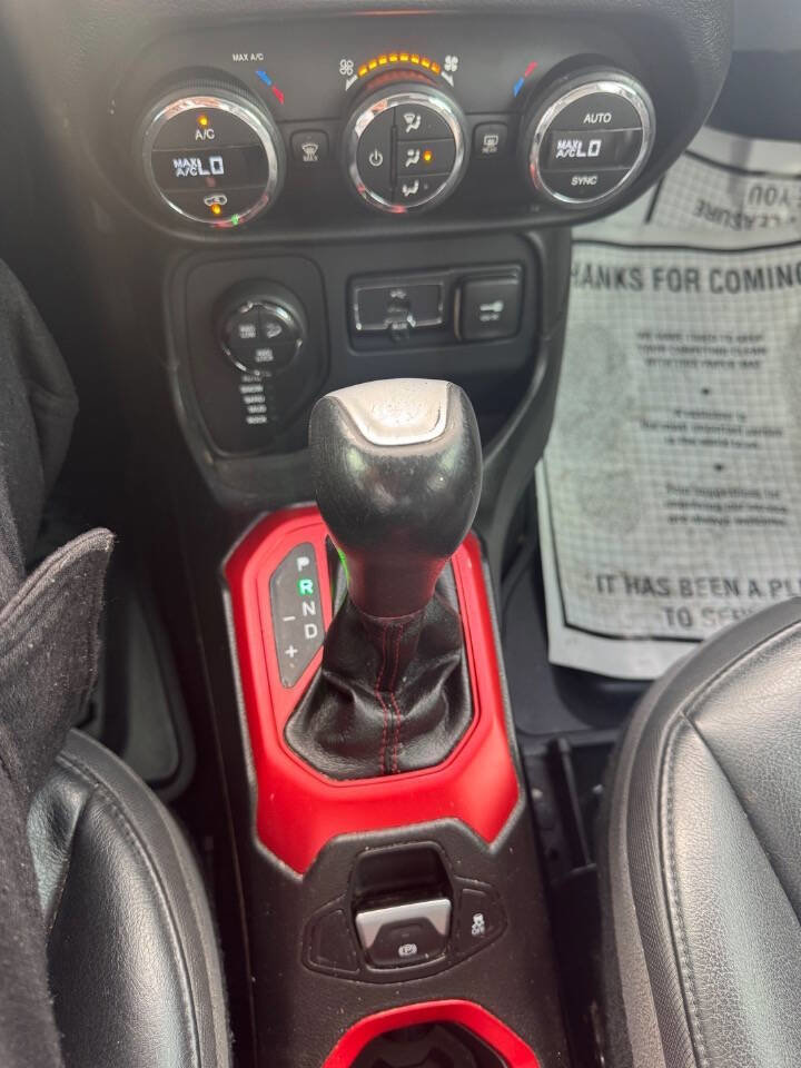 Used 2016 Jeep Renegade Trailhawk w/ Premium Trailhawk Package AWD/4WD image 14