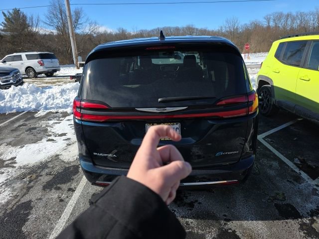 Used 2023 Chrysler Pacifica Limited image 17