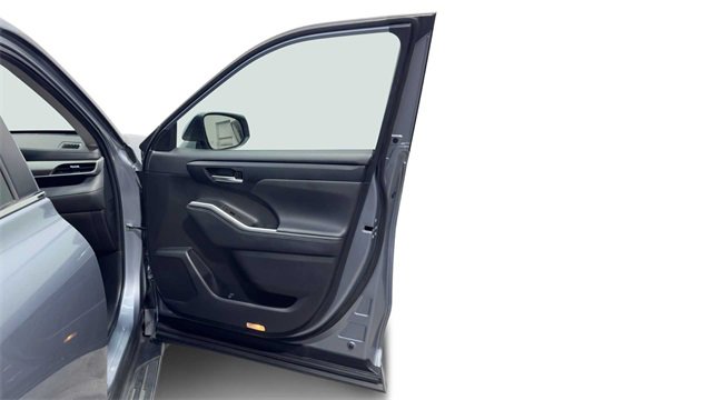 Used 2023 Toyota Highlander XLE image 9