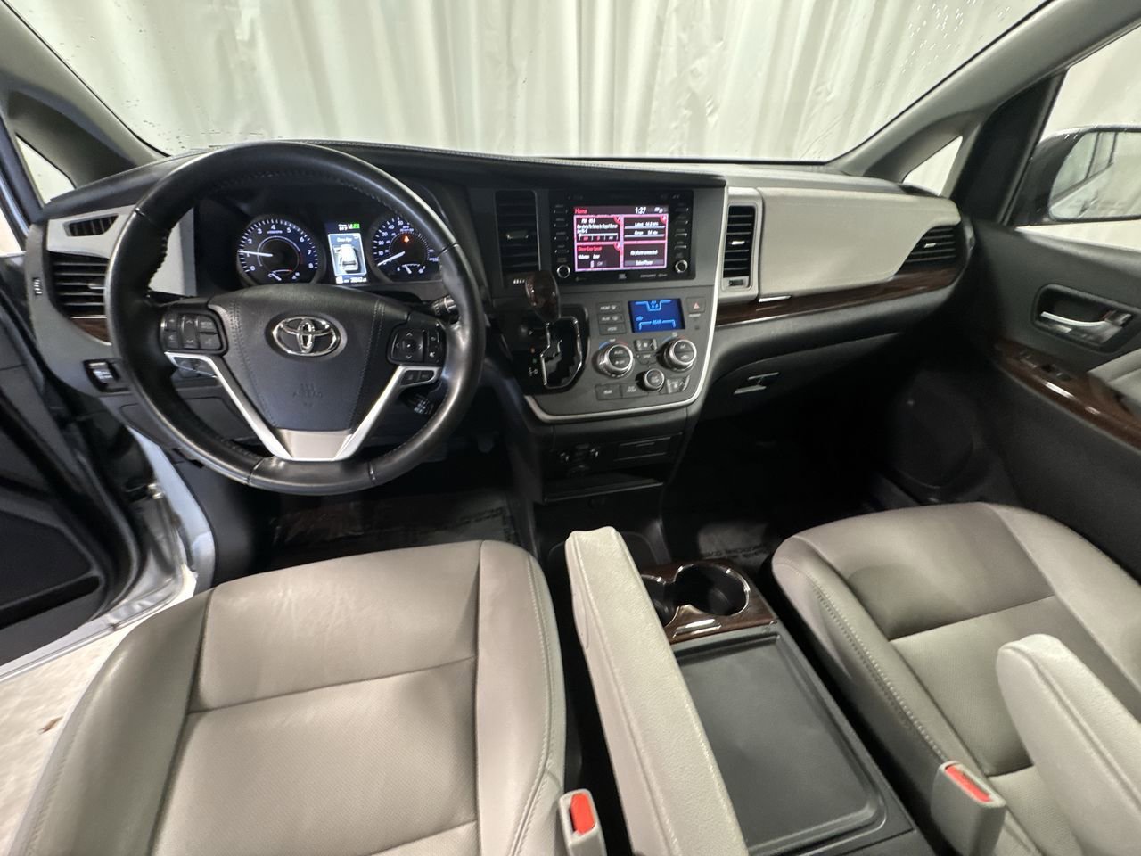 Used 2020 Toyota Sienna Limited image 16