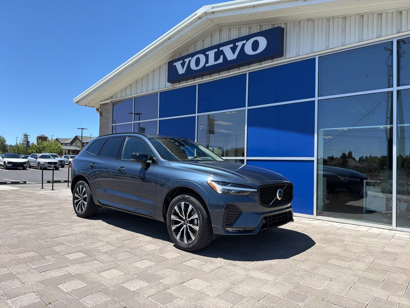 Used 2025 Volvo XC60 B5 Plus w/ Climate Package AWD/4WD image 1