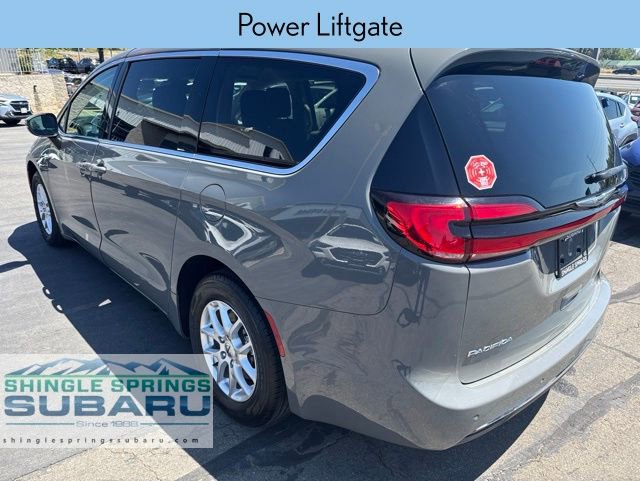Used 2023 Chrysler Pacifica Touring-L FWD image 7