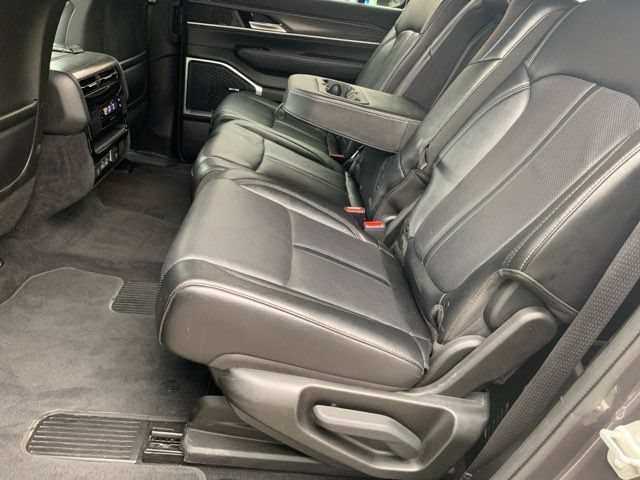 Used 2024 Jeep Wagoneer L Series II AWD/4WD image 18