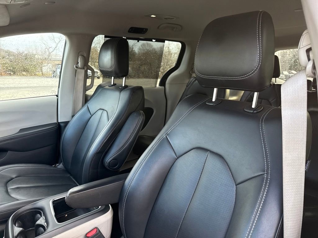 Used 2024 Chrysler Pacifica Touring-L image 16