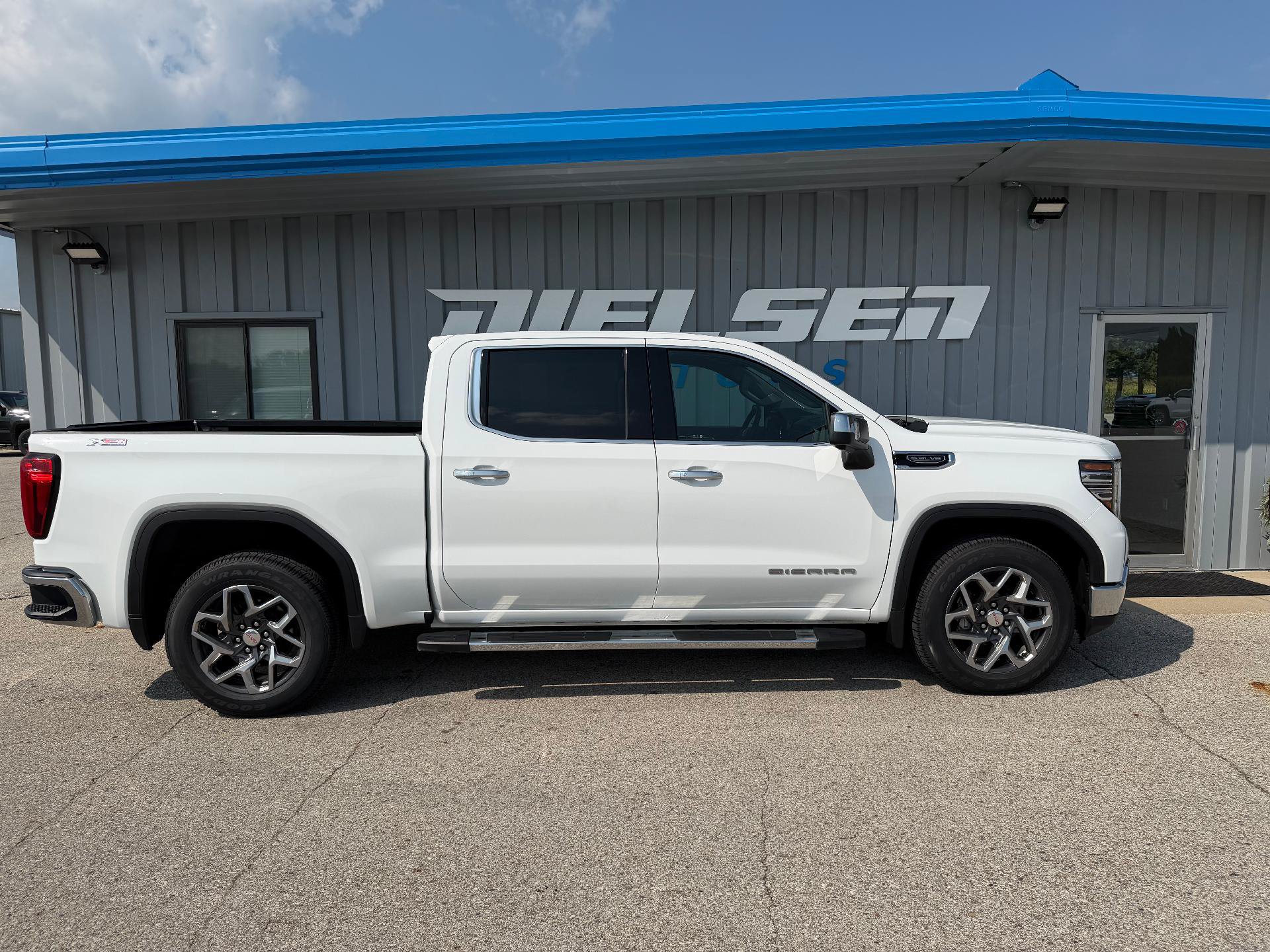 Used 2023 GMC Sierra 1500 SLT AWD/4WD image 5