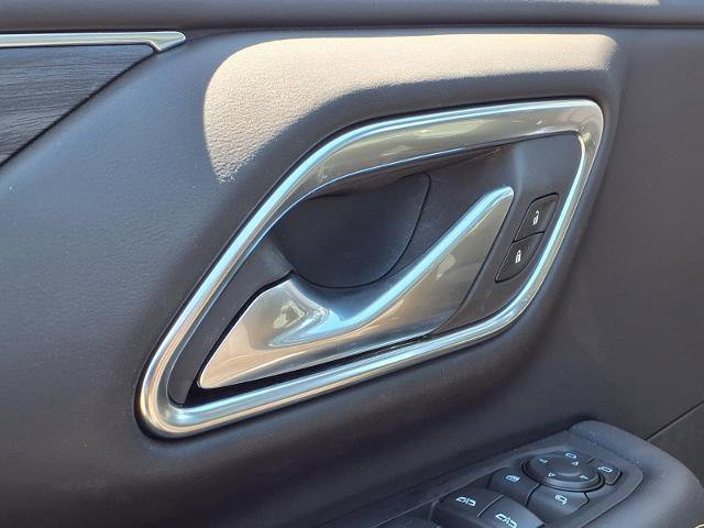 Used 2024 GMC Yukon SLT w/ SLT Premium Package image 16