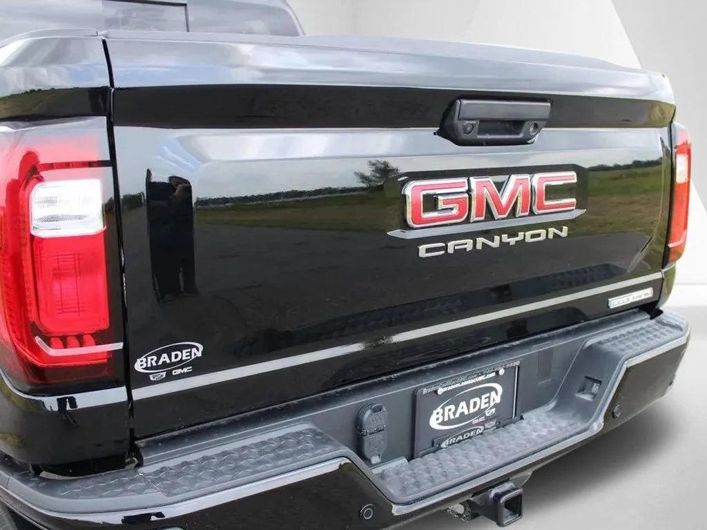 New 2026 GMC Canyon Elevation w/ LPO, Black Badging Package image 33
