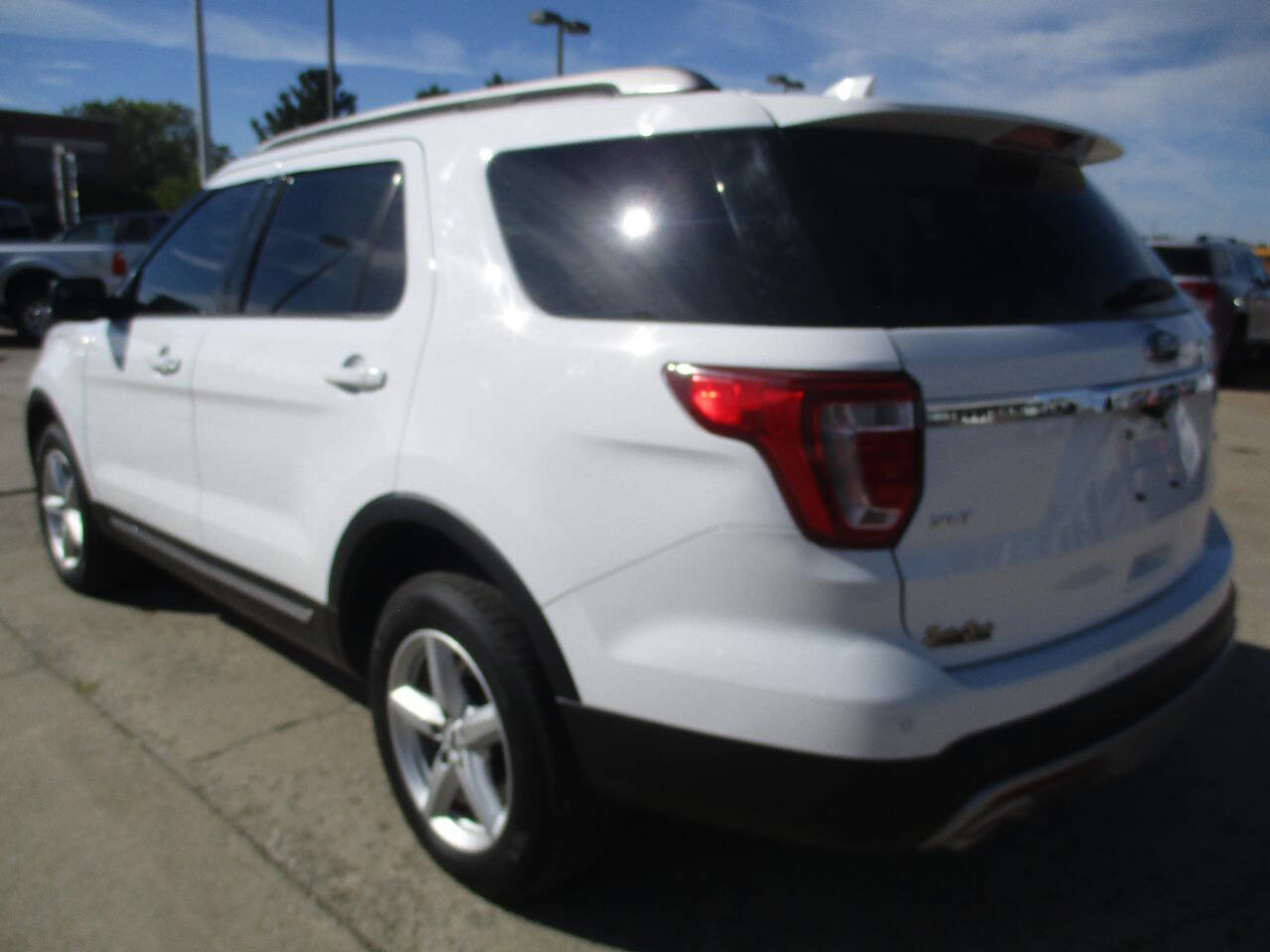 Used 2017 Ford Explorer XLT w/ Equipment Group 201A image 4