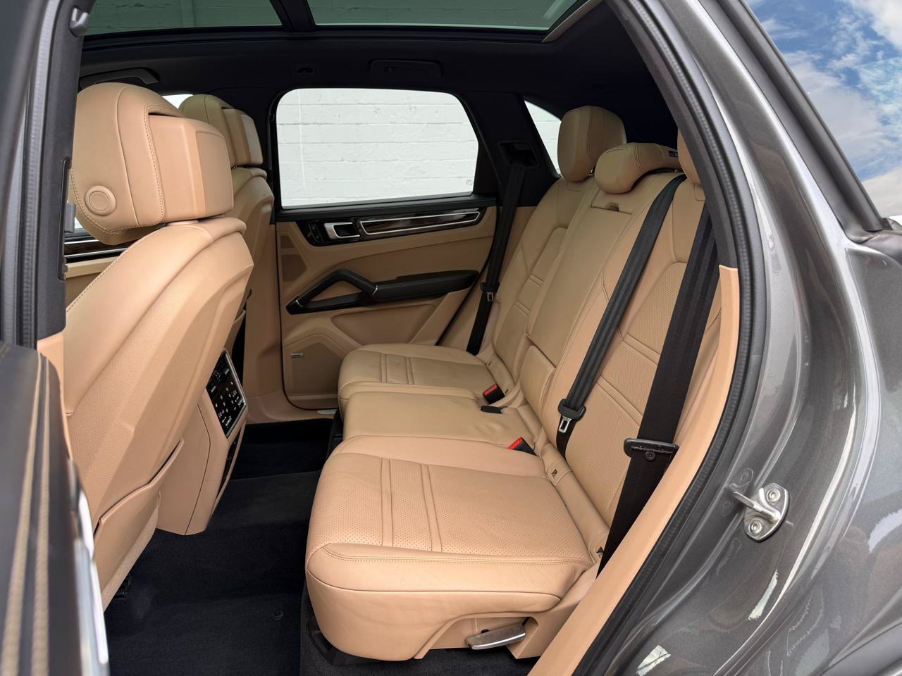 Used 2021 Porsche Cayenne S AWD/4WD image 3