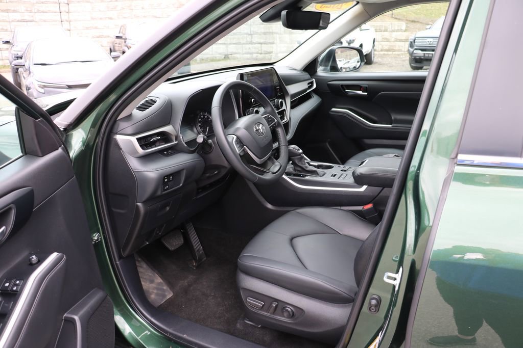 Used 2025 Toyota Highlander XLE AWD/4WD image 8