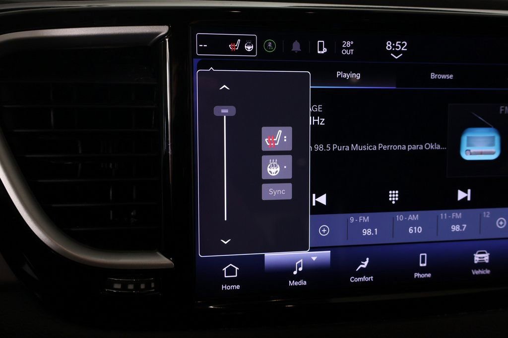 Used 2024 Chrysler Pacifica Touring-L image 7