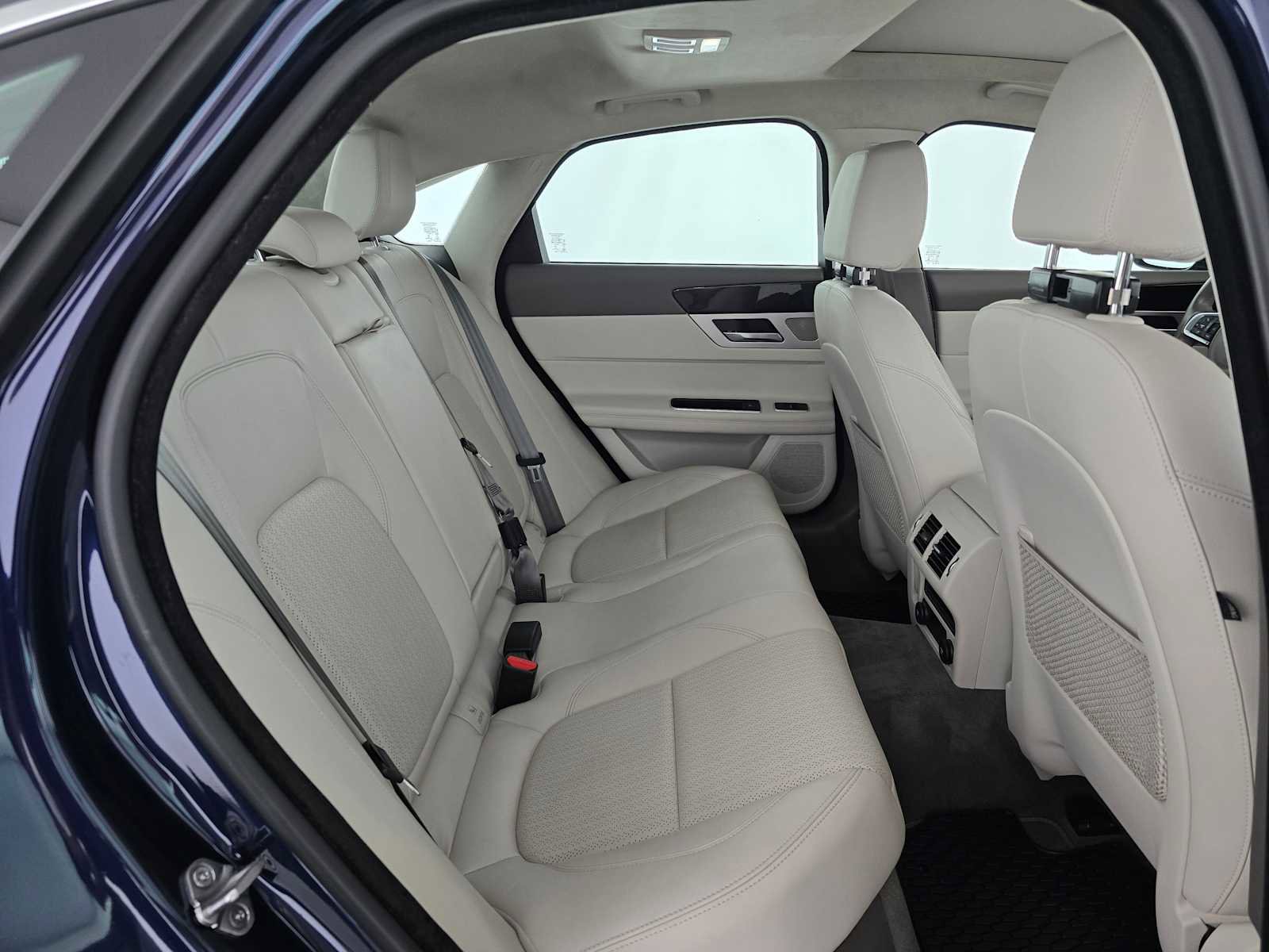 Used 2019 Jaguar XF Prestige image 23