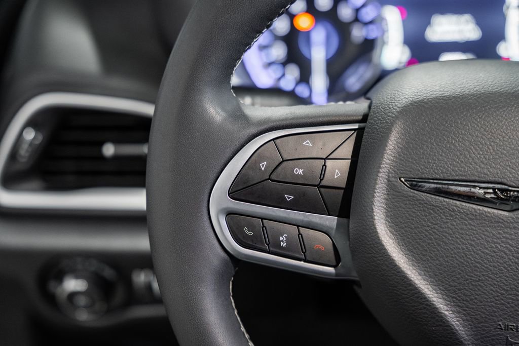 Used 2025 Chrysler Pacifica Select image 33