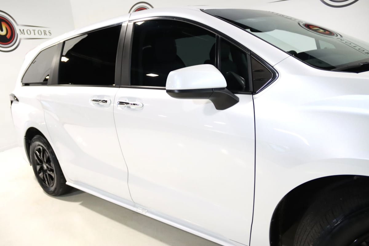 Used 2023 Toyota Sienna XLE FWD image 8