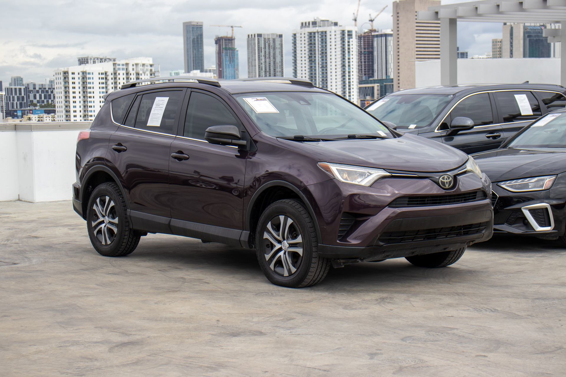 Used 2018 Toyota RAV4 LE video 3