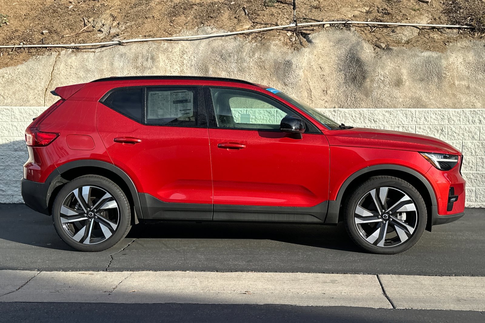New 2025 Volvo XC40 B5 Plus image 3