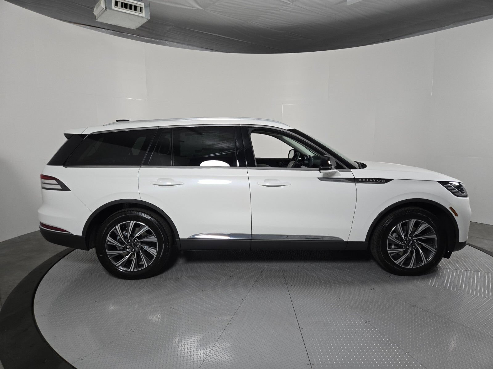 New 2026 Lincoln Aviator AWD image 3