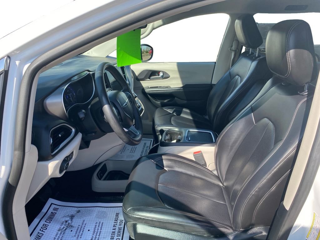 Used 2023 Chrysler Pacifica Touring-L FWD image 10