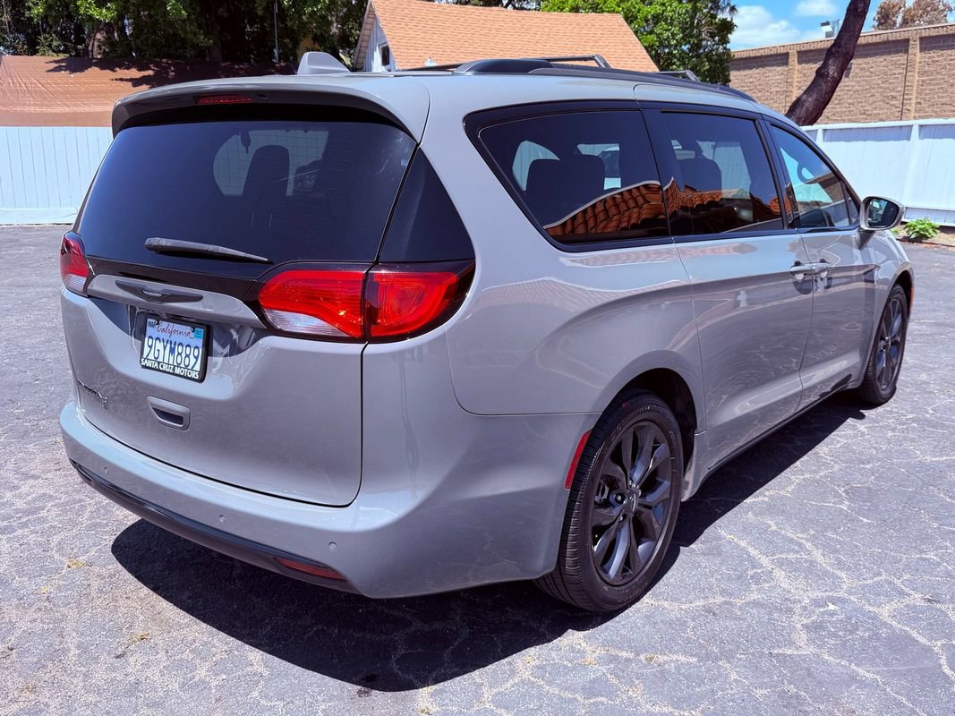 Used 2020 Chrysler Pacifica Touring-L Plus w/ S Appearance Package FWD image 6