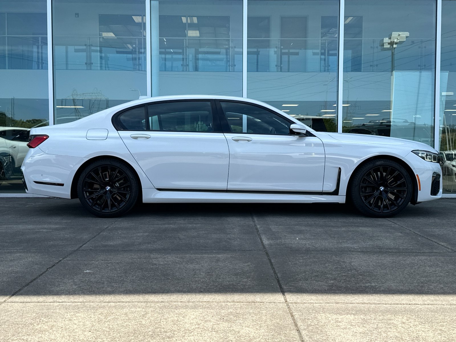 Used 2020 BMW 750i xDrive w/ M Sport Package AWD/4WD image 2