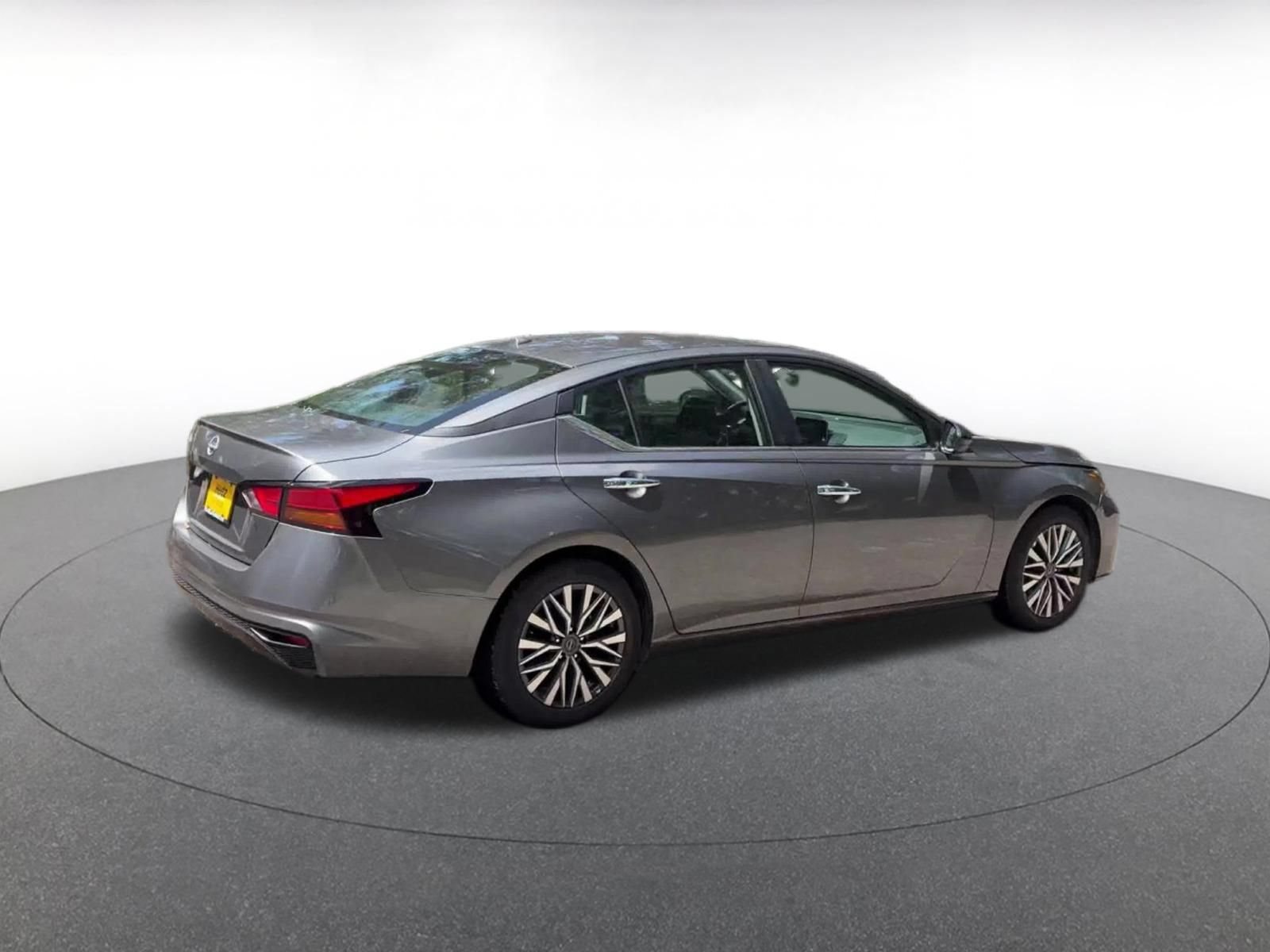 Used 2025 Nissan Altima 2.5 SV FWD image 12