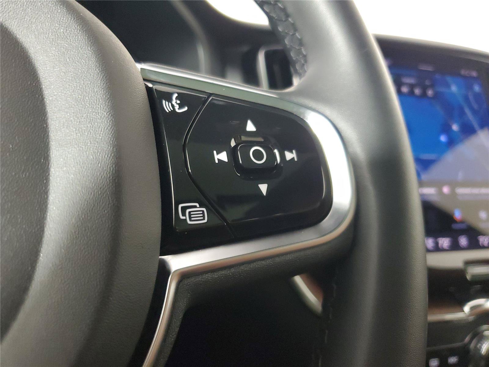Certified 2023 Volvo XC60 B5 Plus w/ Climate Package FWD image 23