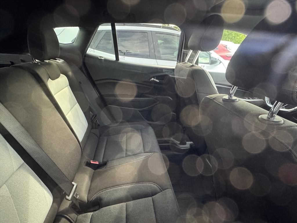 Used 2025 Chevrolet Trax RS w/ Sunroof Package FWD image 3