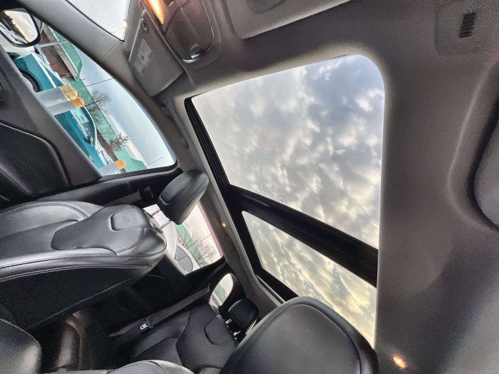 Used 2019 Jeep Cherokee Limited image 23