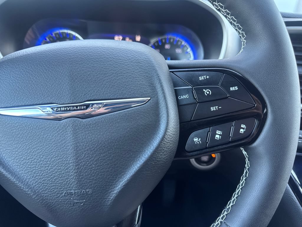 Used 2024 Chrysler Pacifica Touring FWD image 23