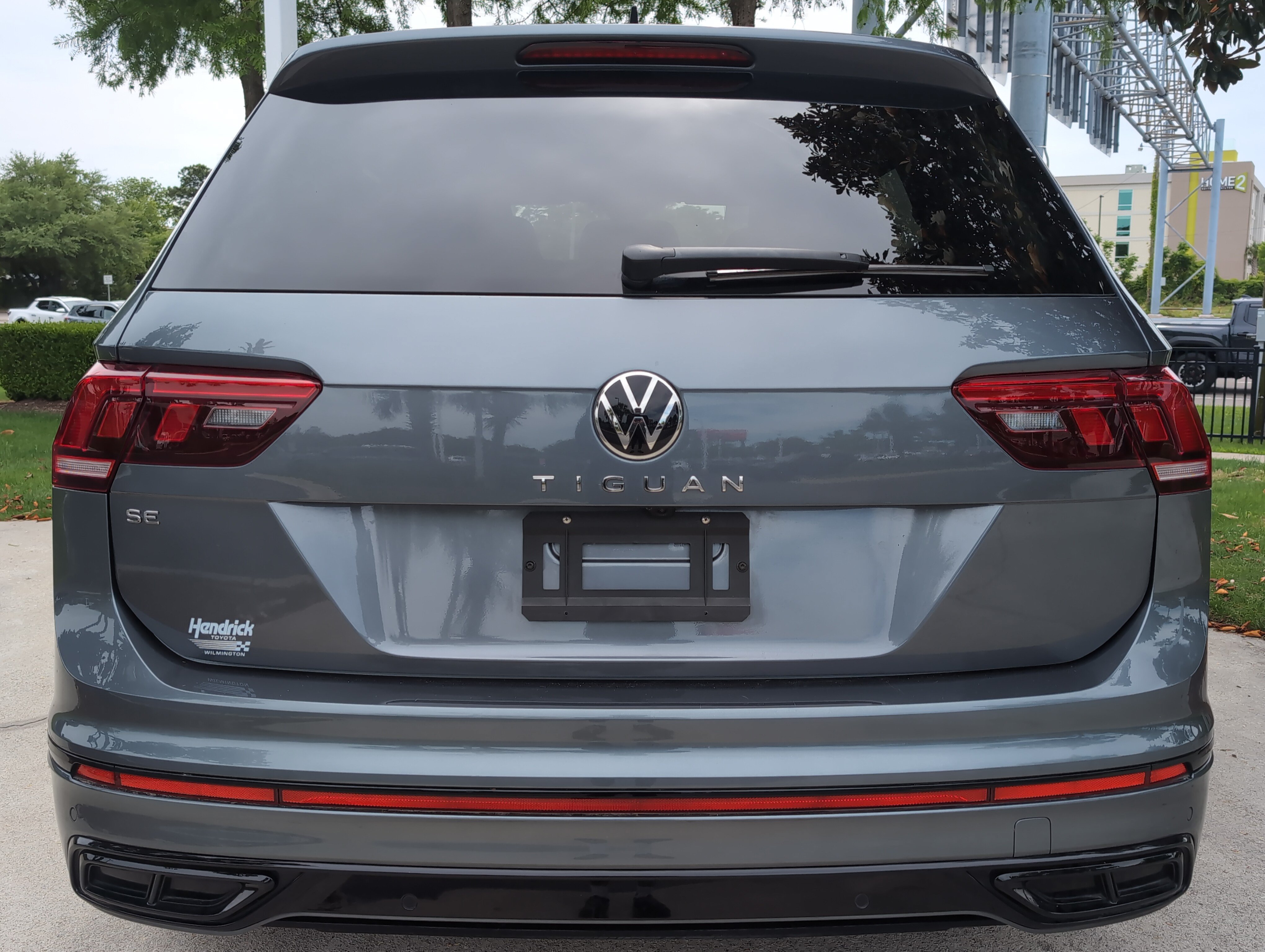 Used 2024 Volkswagen Tiguan SE R-Line FWD image 9