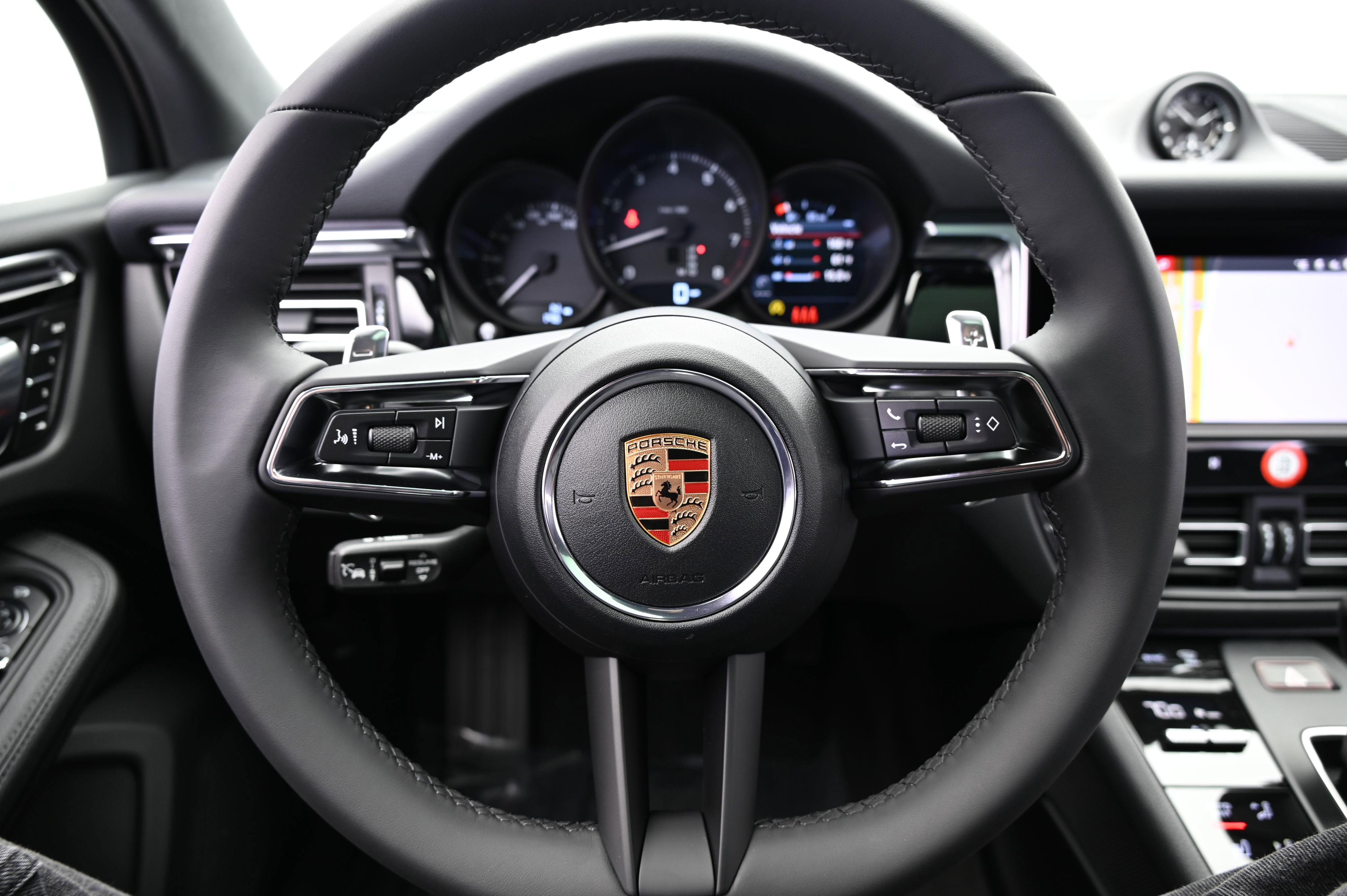 Used 2025 Porsche Macan image 45